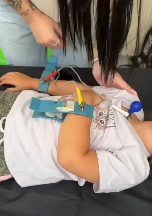 Alumna realizándose un electrocardiograma durante una jornada de Aptos