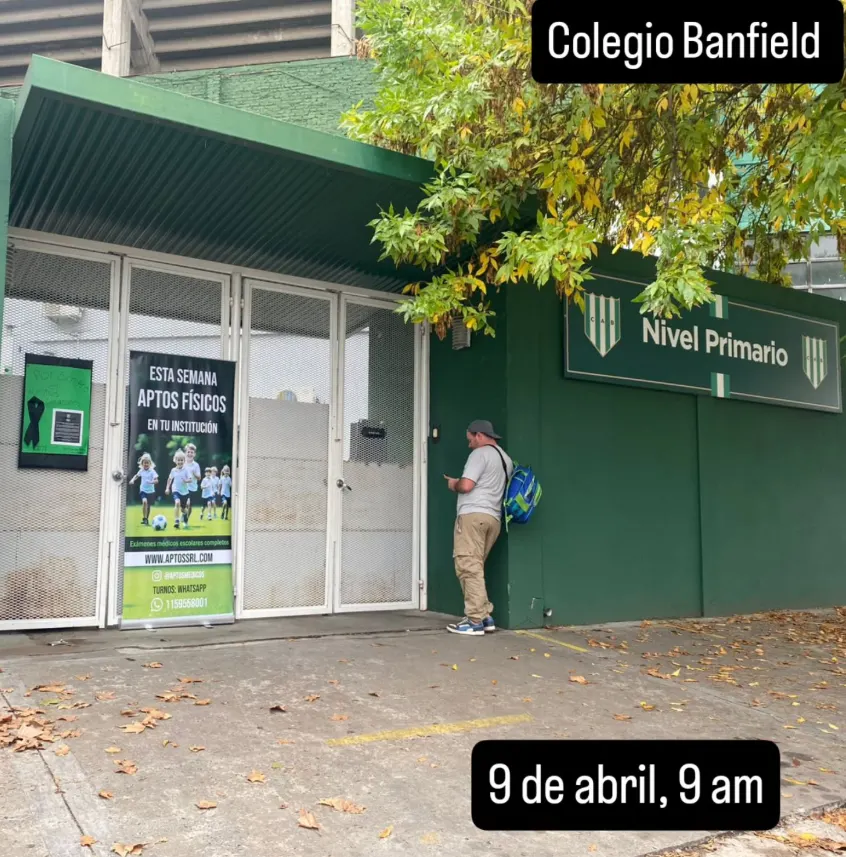 Ingreso del Colegio Banfield con cartel de la jornada de aptos físicos